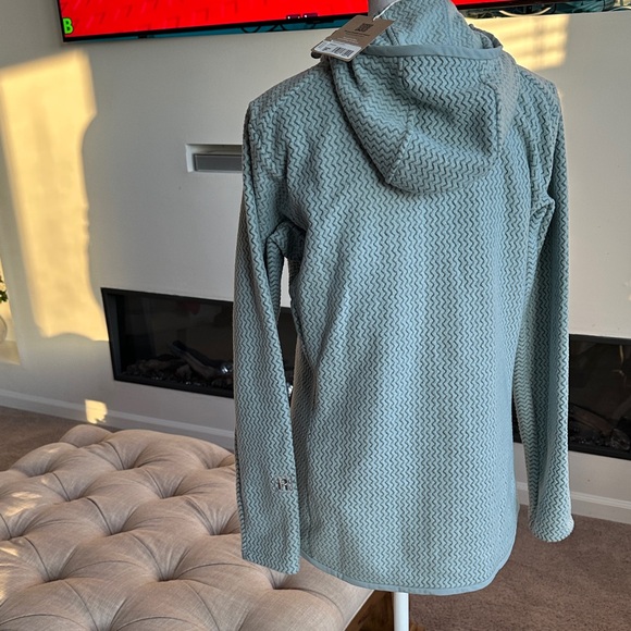 Patagonia Light Blue Zigzag Jacket with Beige Pocket - Picture 4 of 11